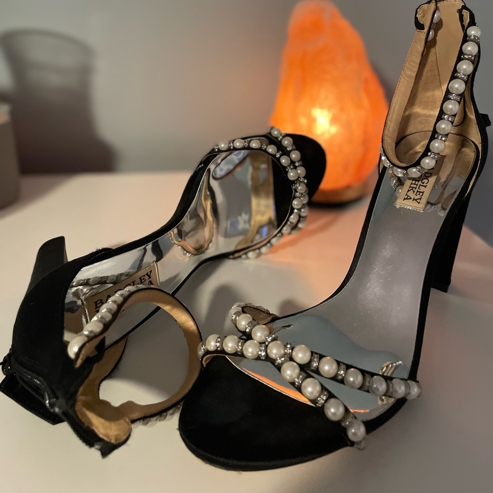 Badgley Mischka black heels with pearly straps, size 9, fits true to size.🤍